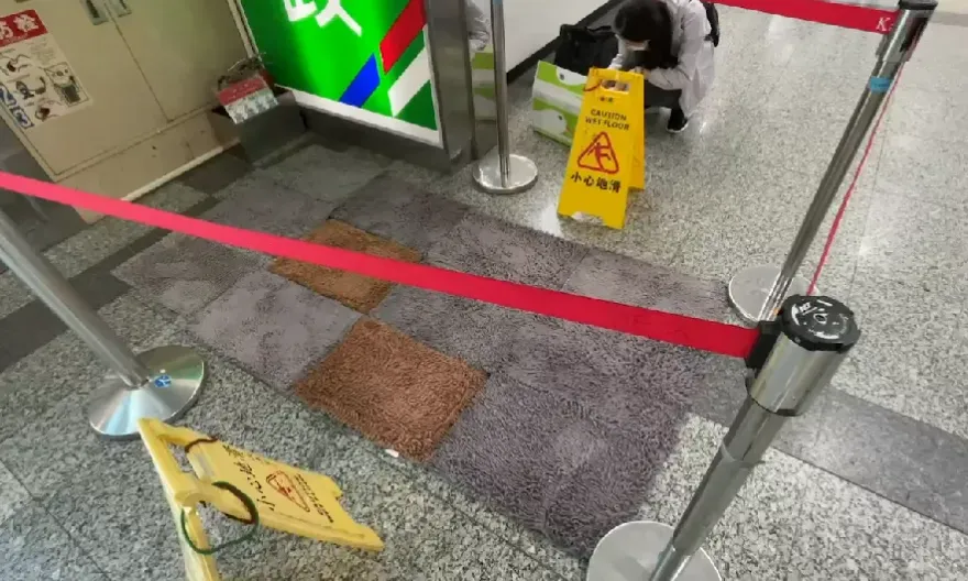 影/國家門面掉漆！高雄大雨小港機場卻漏水　紙箱「接水奇景」讓旅客看傻