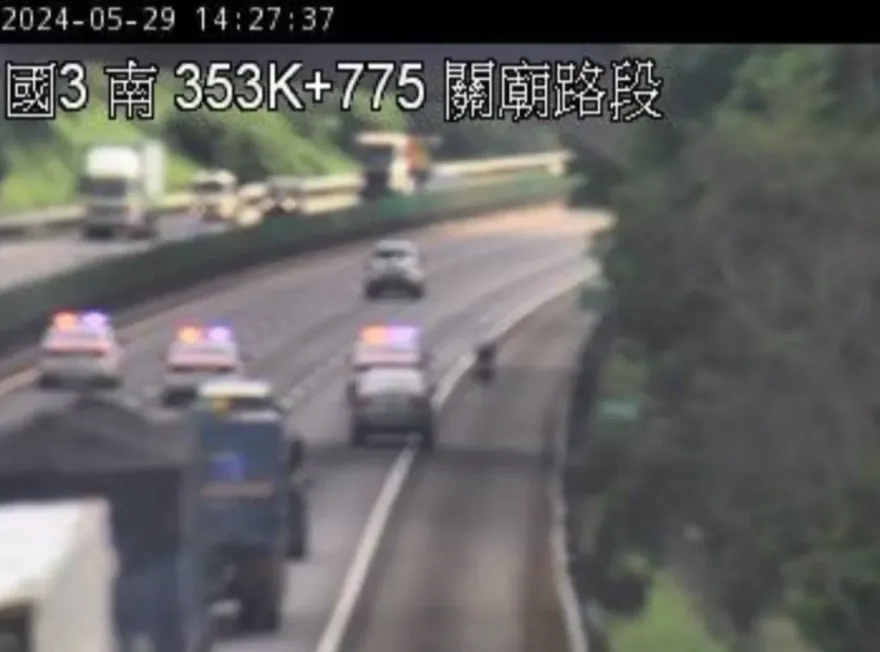 快訊/讓人動容！騎士誤闖國3南下關廟段　3警車阻路「護機車」