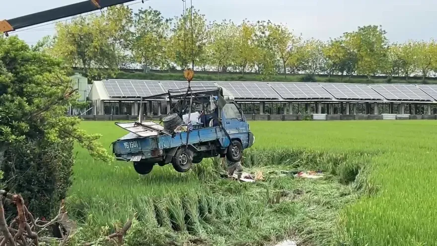 影/驚悚畫面曝！雲林小貨車失控鏟路樹還直接「耕田」 　駕駛乘客重傷