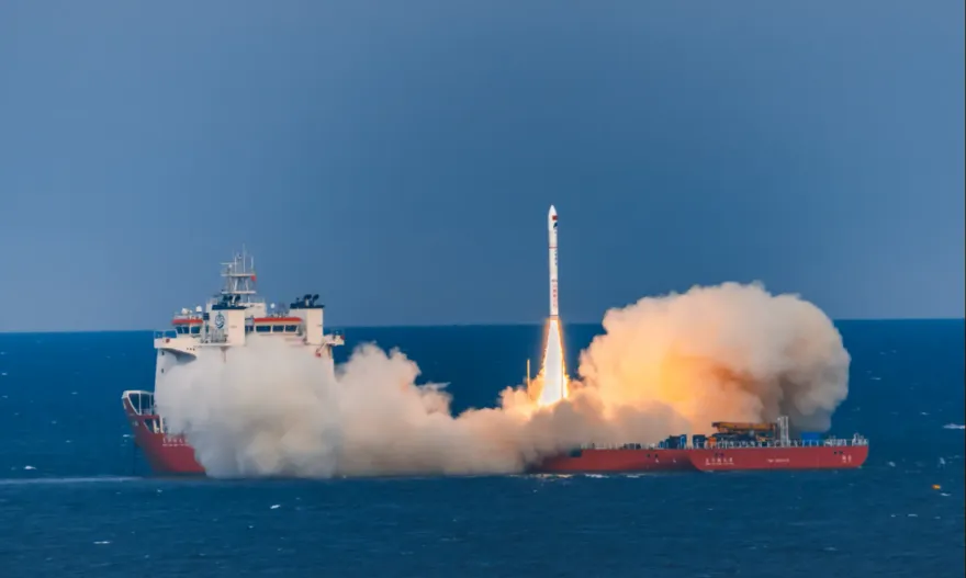 影/1箭4星！陸山東近海成功發射「新浪微博號」　當地民眾全程圍觀