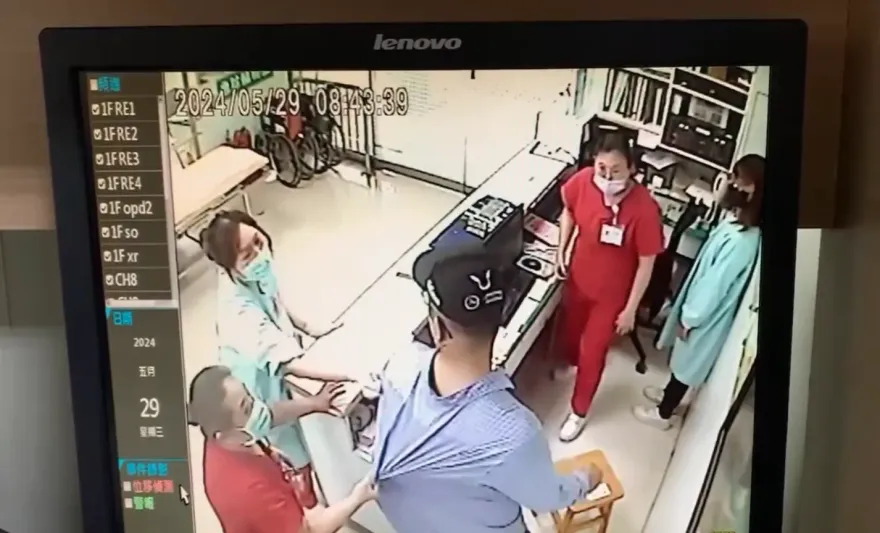 影/闖入衝突畫面曝！台中澄清醫院前員工無差別攻擊　9醫護受傷