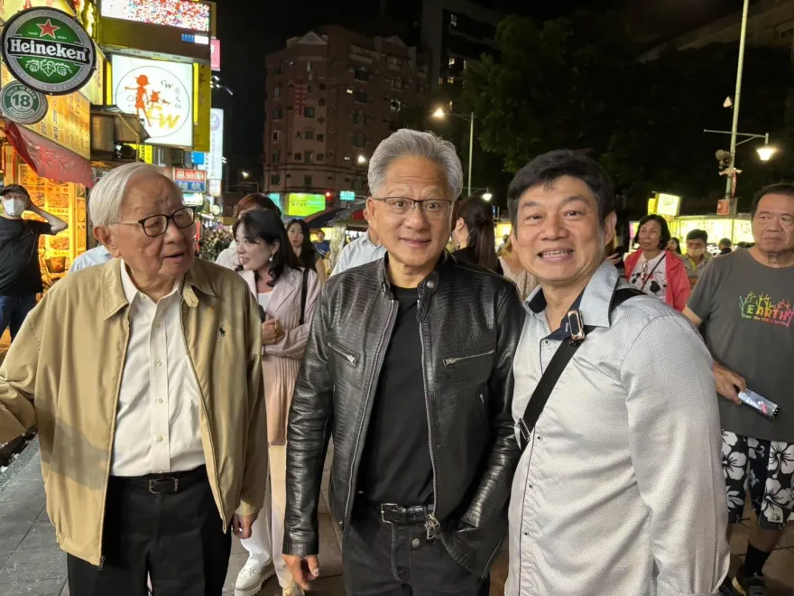 影/就是愛夜市！黃仁勳私廚享用晚餐後現身寧夏夜市續攤