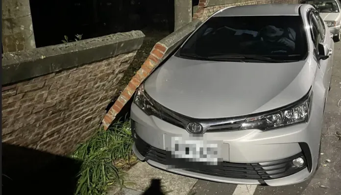 還好站在牆邊的不是人！麻豆國中圍牆「整片倒」壓壞車車　民眾驚喊「嚇死」