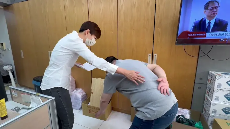 控警動粗「我爸都沒這樣打我」！台商泡茶打麻將 　霹靂小組突破門壓制踹人
