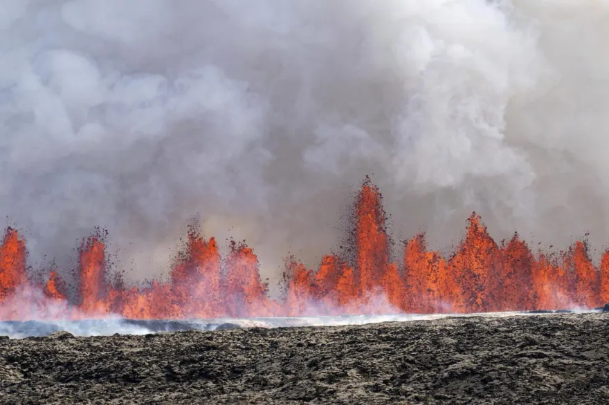 影/冰島進入緊急狀態！火山爆發「熔岩噴16層樓高」知名溫泉疏散遊客