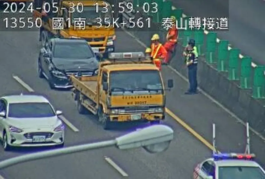 快訊/國1南下泰山轉接道追撞車禍　內線塞爆回堵5公里