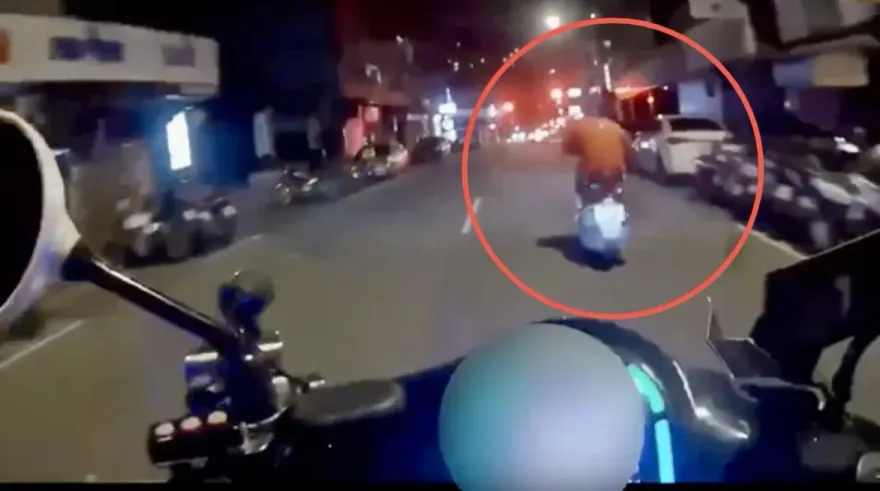 影/追捕片！騎車沒開大燈警好心提醒　北市男心虛加速逃丟包毒品遭逮