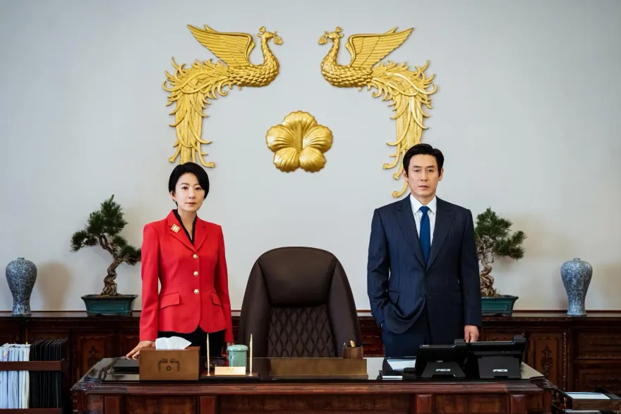 影/《政壇旋風》薛景求、金喜愛大膽奪權！　見「總統倒地」冷眼旁觀全被拍