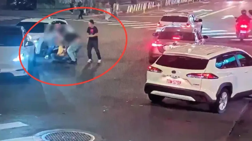 影/北市特斯拉男不滿被被逼車閃大燈　下車理論遭後車駕駛痛扁