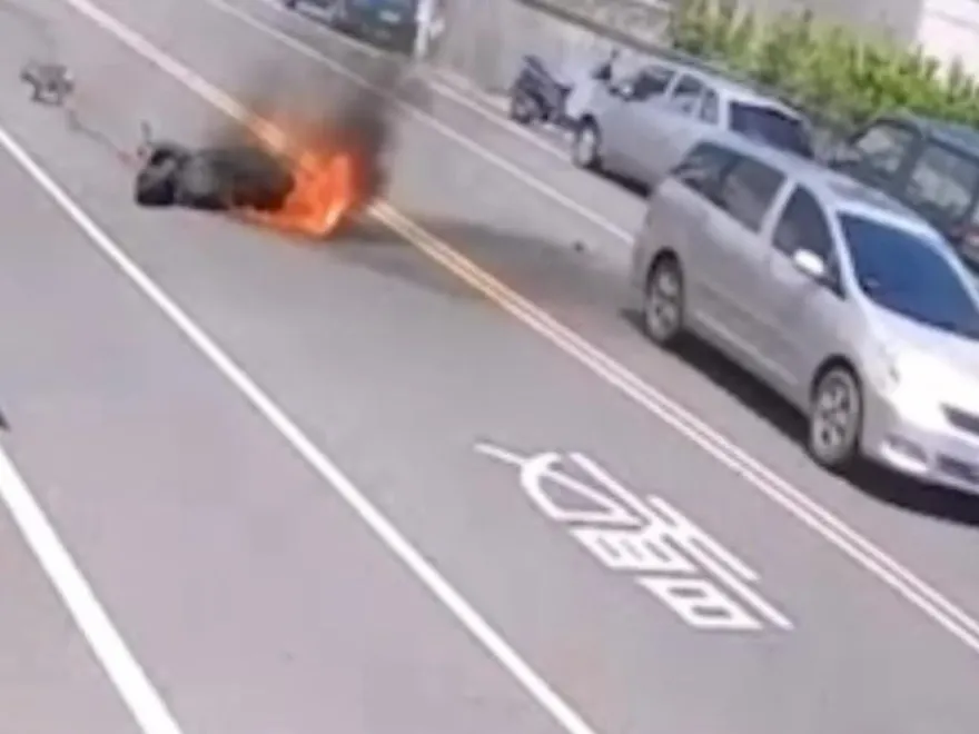 屏東追撞火燒車！騎士、法鬥全身傷　駕駛不救竟肇逃