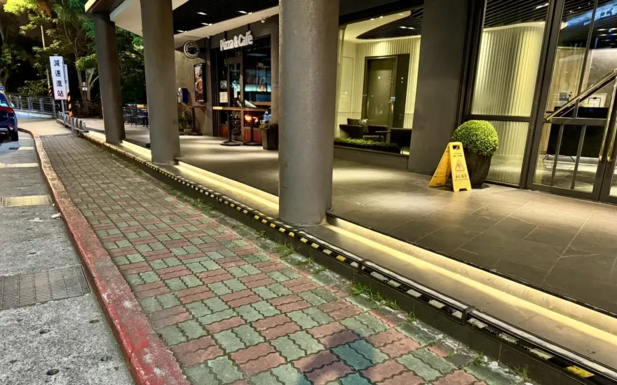 快訊/通緝男車禍肇逃躲旅館　警上門追查他墜樓命危