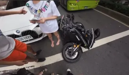 哥～賣啦！BMW男撞人惱羞「+9妹摸頭」：來互砍啊　她豪氣塞千鈔想私了
