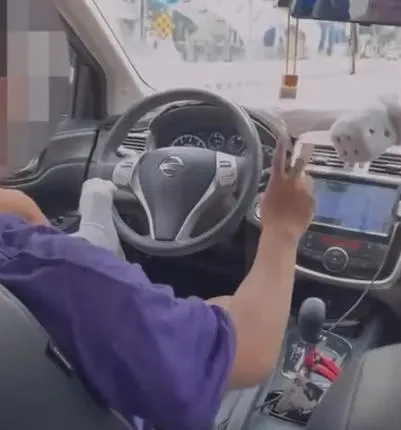 影/台中男腳踩方向盤開車「還比YA」！女乘客尖叫「我會怕」　警方回應了