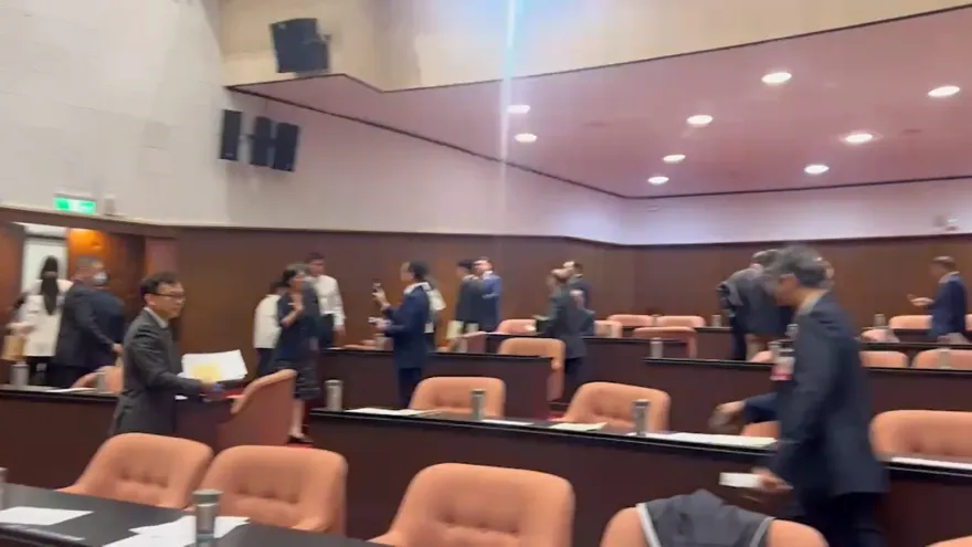 韓國瑜帶頭掌聲迎卓揆首度施政報告　國民黨立委未杯葛轉身退席