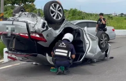 案外案！台南小客車「倒頭栽翻覆」　駕駛搞失蹤…一查竟是通緝犯