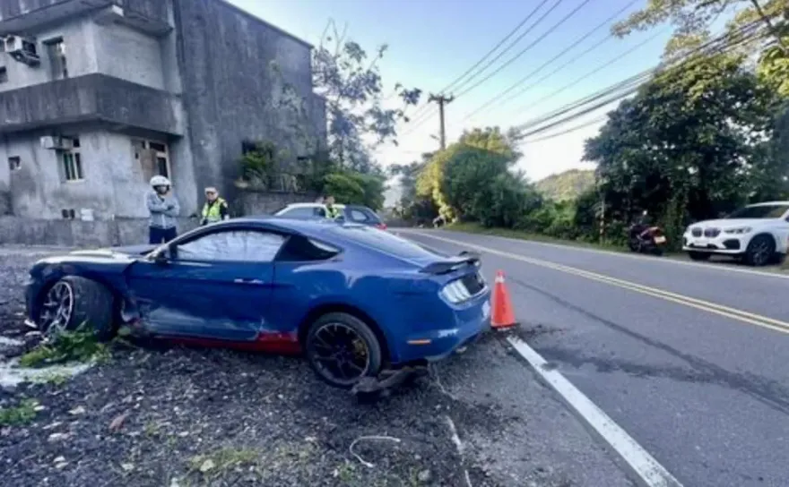 野馬跑車瑞芳失控自撞山壁　駕駛酒測值超標下場慘了