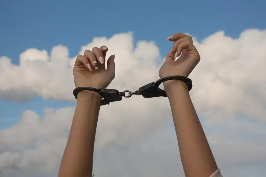 只因戀情遭反對！狠毒少女聯合男友弒父殺弟分屍藏冰箱　逃亡3月後被逮