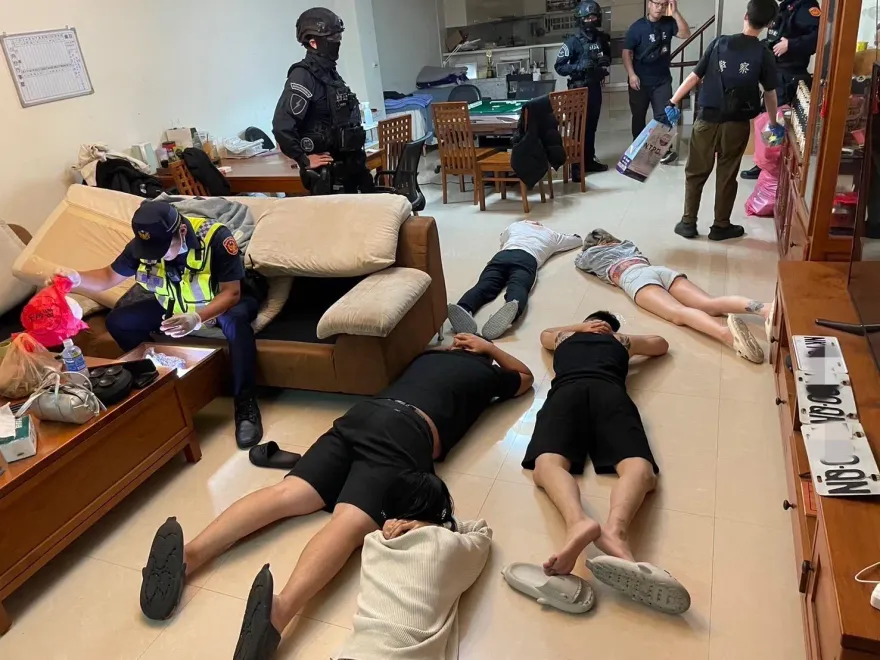 影/精品直播間暗藏毒品及大批刀槍　警攻堅逮8人正妹直播主也落網