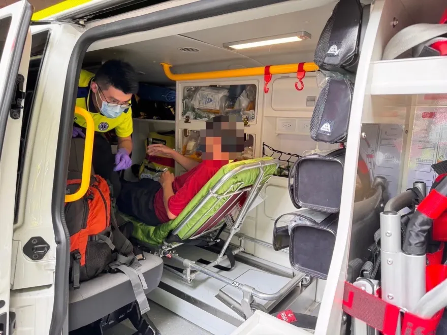 影/登山遭虎頭蜂螫傷！警巡邏驚見「騎士坐路邊半昏迷」急送醫救命