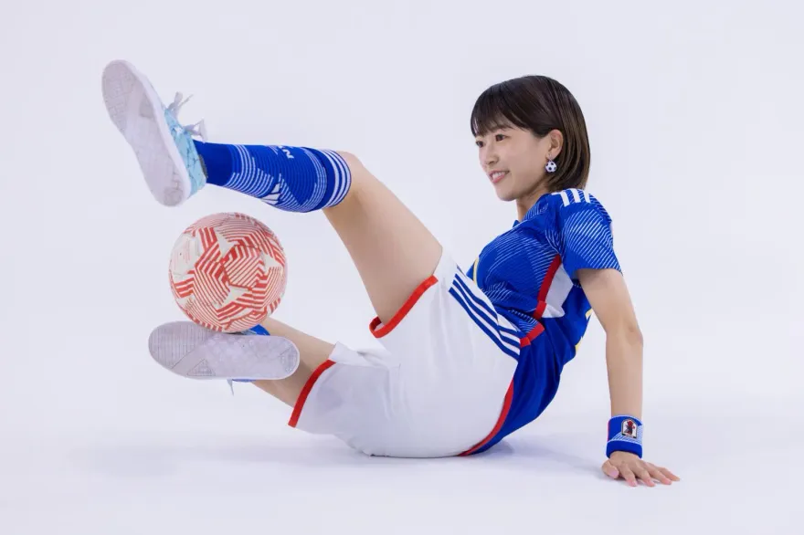 影/人氣女優「翹臀頂足球」！日本勝利女神新花招　粉絲讚腰力一級棒