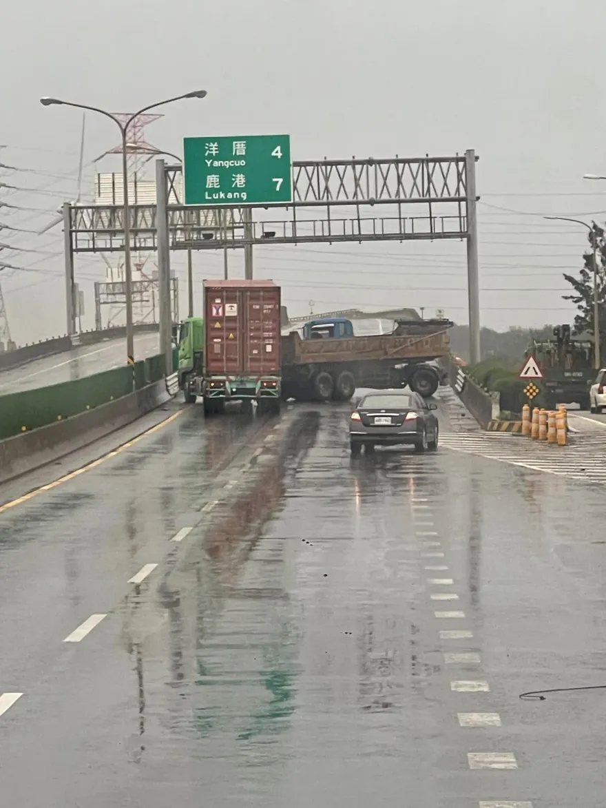 快訊/出事了！台61彰化線西段「聯結車折甘蔗」　南下全線封閉