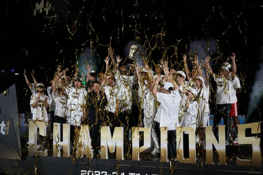 奪隊史首冠+卡森斯獲FMVP！雲豹發700萬元獎金慰勞球隊