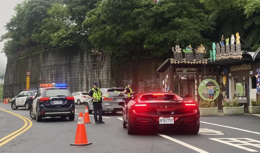 新北平溪106縣道車輛聚集競駛　警防飆勤務取締違規近百件