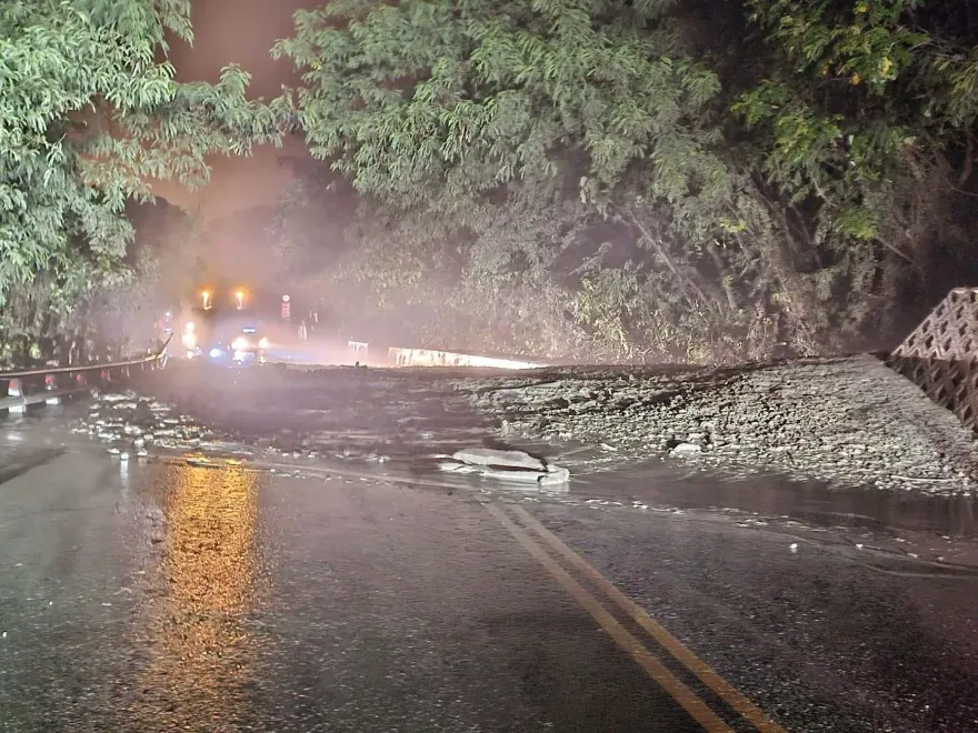 快訊/對流雨彈夜襲！「6縣市」急發大雨特報　台9線驚悚土石流畫面曝