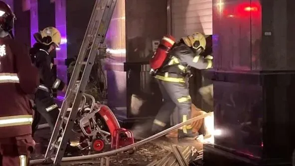 快訊/新竹又發生住宅大樓火警！深夜竄火舌吞噬陽台　濃煙狂竄瀰漫社區