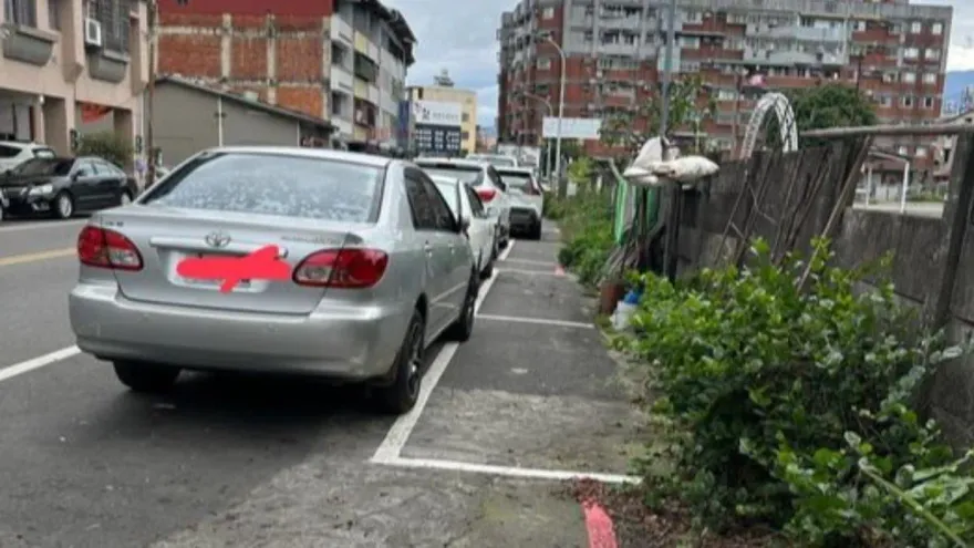 南投路邊車位「不再免費給停」！民眾驚見汽車「格格不入」　網曝一關鍵原因
