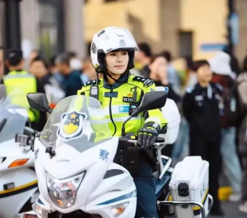 「外灘最美女警」騎重機暴紅　本尊出面！稱因愛看港劇立志從警