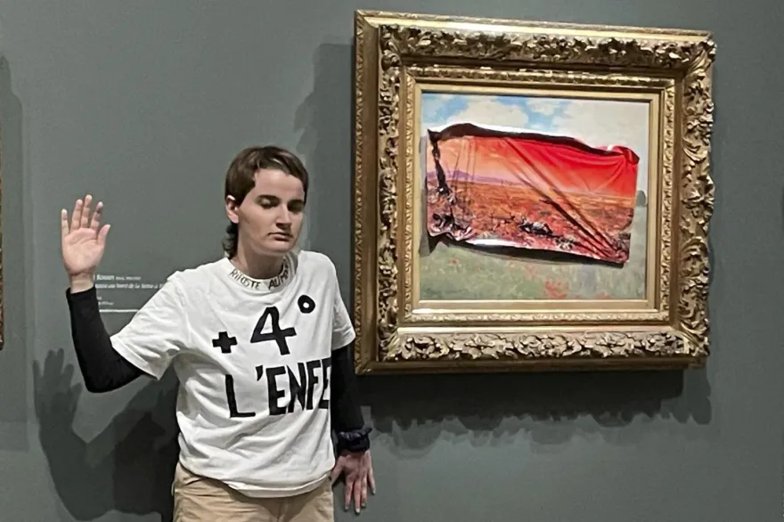 影/激進環團又對名畫搞破壞！法國美物館「莫內作品」遭黏海報畫面曝光