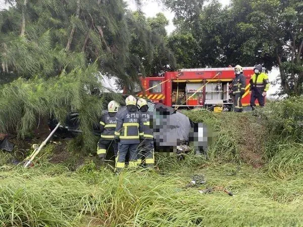 快訊/金門16歲少年自撞電桿「車體變形翻邊坡」　命危送醫