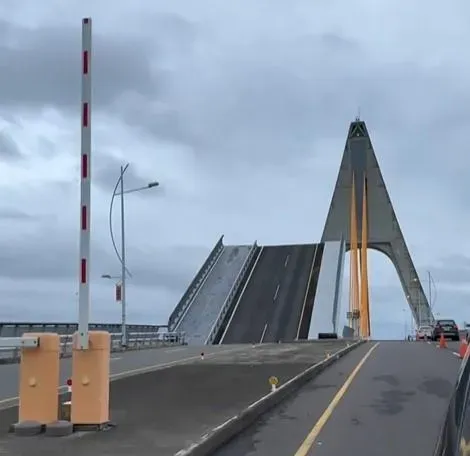 影/屏東大鵬灣跨海大橋出包！開橋「開到壞掉」　超扯影片曝光