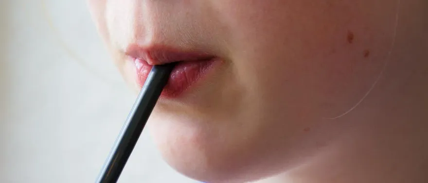螞蟻人有「糖癮」小心！一杯全糖飲料=每日糖份超標2倍　醫：暴增腎衰竭風險