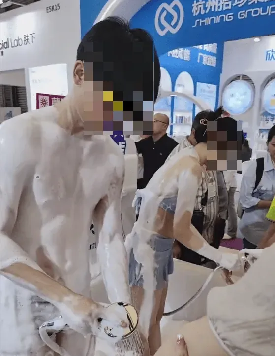 為業績拚了！男女業務當眾「脫衣洗澡」推銷衛浴　圍觀消費者看傻