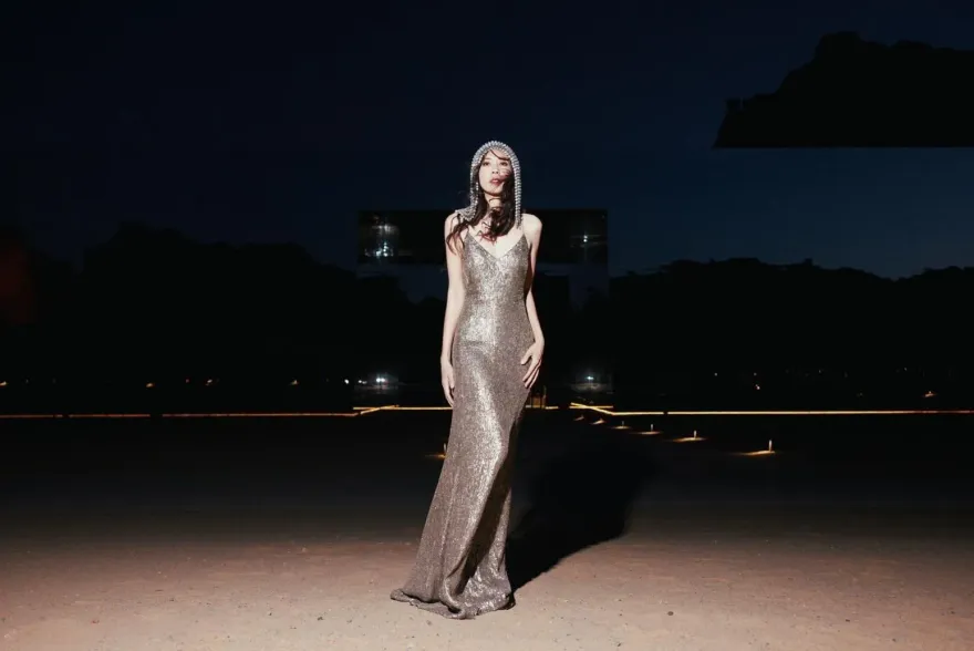 美好的生日意外！莫文蔚54歲身材辣翻　遠征沙漠秀超美S曲線