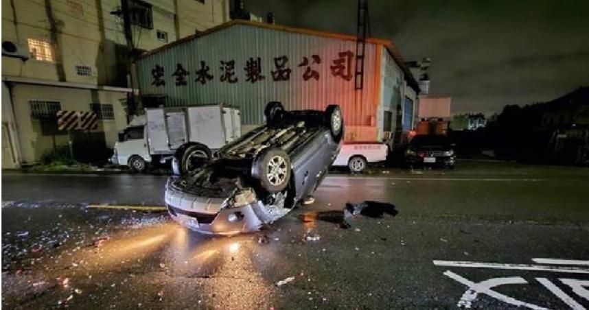彰化花壇轎車深夜衝住宅「烏龜翻」！　駕駛辯稱：精神恍惚