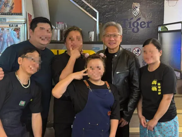 抓！「野生黃仁勳」再現身百元快炒店　網直呼：全店人均財富破億的一刻