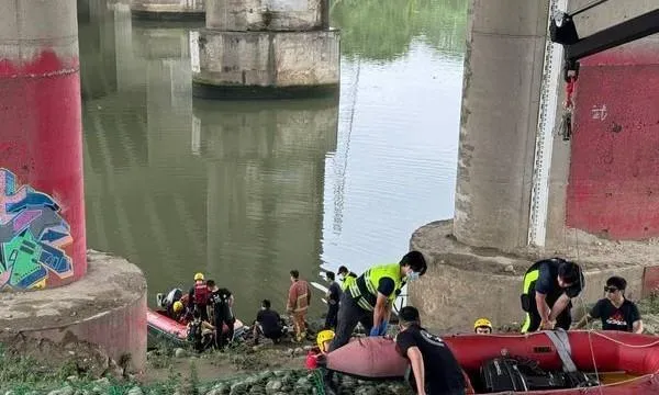 女突墜新北城林橋！騎士目睹嚇壞　警消2小時尋獲「已明顯死亡」