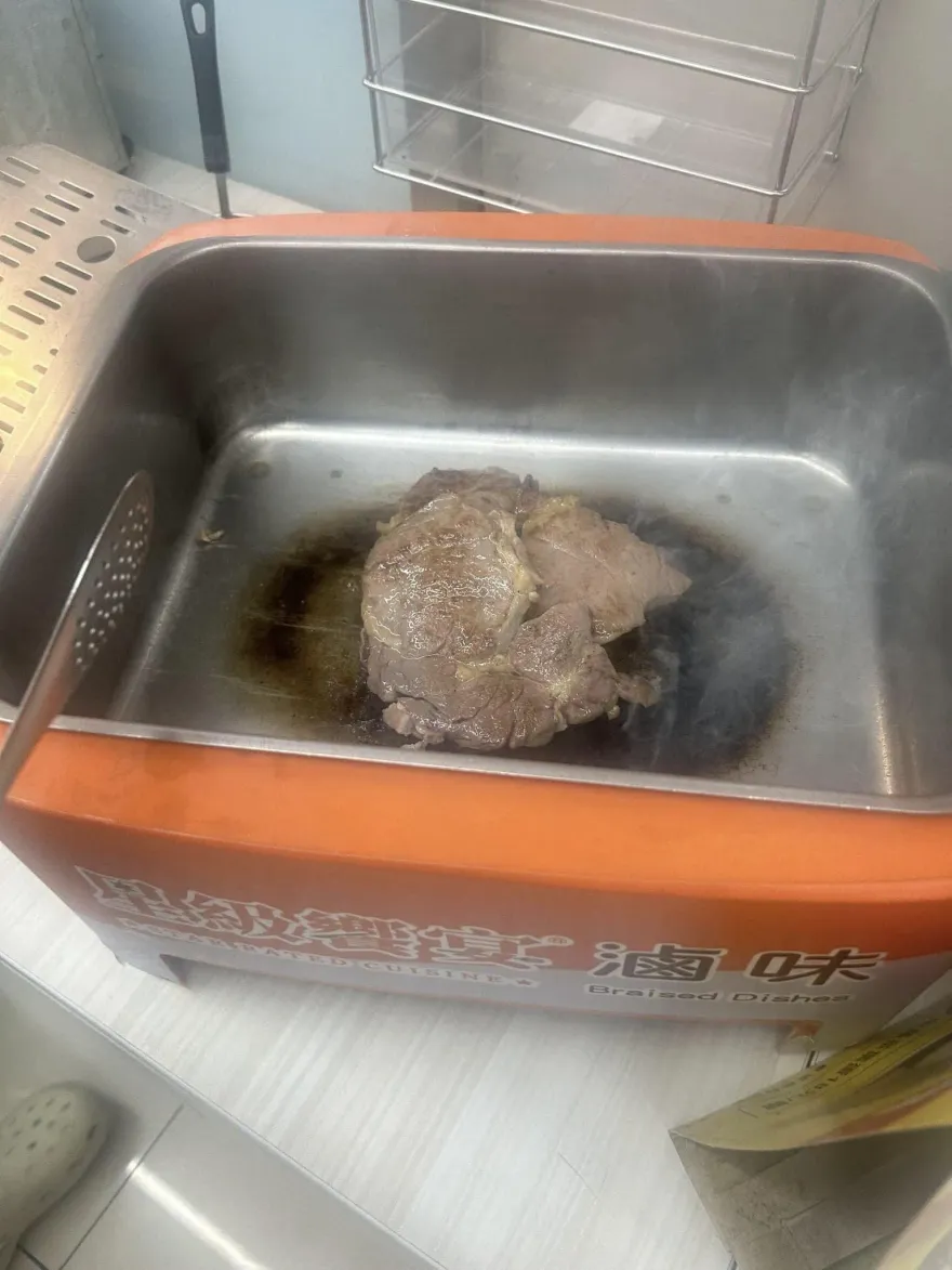 大夜員工「電鍋蒸蝦、滷味鍋煎牛排」！發文炫耀被網砲轟　7-11：依約查處