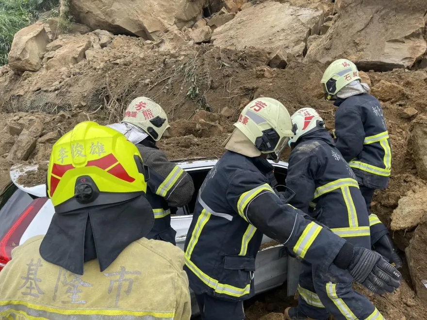 影/基隆潮境公園山崩！新北6車13人持續搜索中　救出1傷者