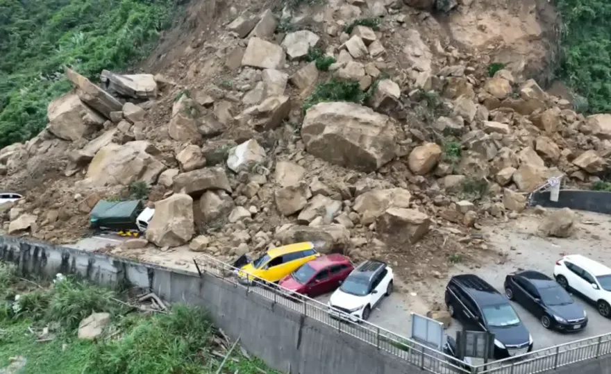 影/空拍畫面超震撼！基隆恐怖山崩宛如末日　驚恐呼叫聲頻傳