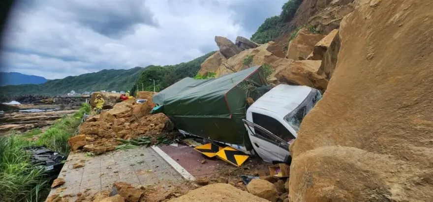 影/基隆山崩「波及9車」！2人輕傷送醫　警消持續清查中