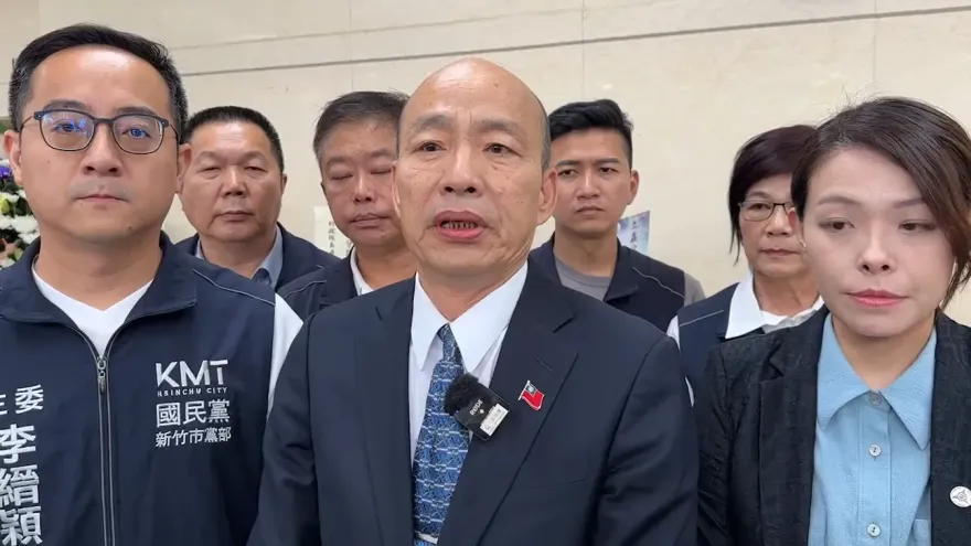 影/新竹弔唁殉職2勇消！高虹安陪同　韓國瑜：請政府照顧軍警消海巡