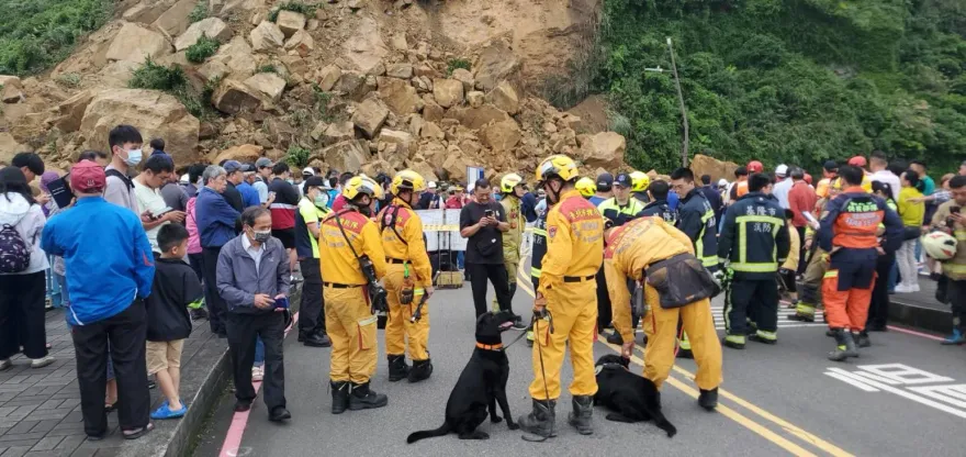 基隆潮境公園入口大規模山崩　北市4車12人2犬緊急馳援畫面曝