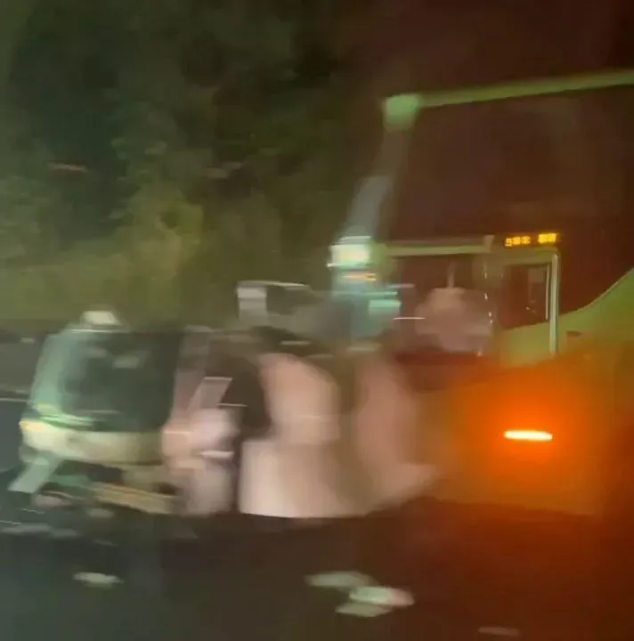 快訊/國道1號嚴重車禍！　統聯客運「攔腰撞爛貨車」驚悚畫面曝
