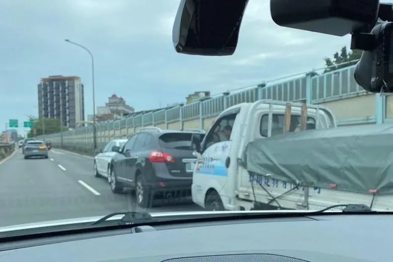 快訊/北市環快「3車追撞」！　幸無傷亡...但後方堵爆「直到華江橋」