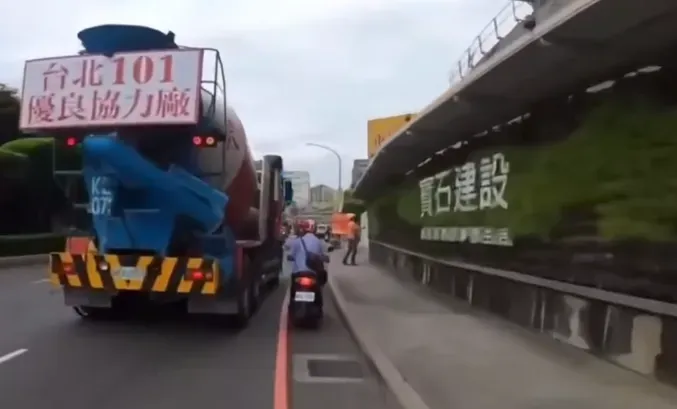 影/「移動神主牌」超車硬鑽水泥車縫隙！新北三重「三寶騎法」網超怒
