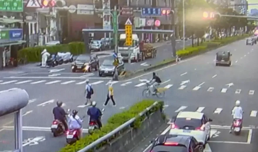 快訊/新北吊車撞3.8米限高桿！永和環河東路下班塞爆　驚悚瞬間曝